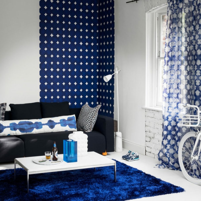 blauer Teppich, blaue Kissen, blaue Tapete und blaue Vorhänge, kleine Wohnung einrichten