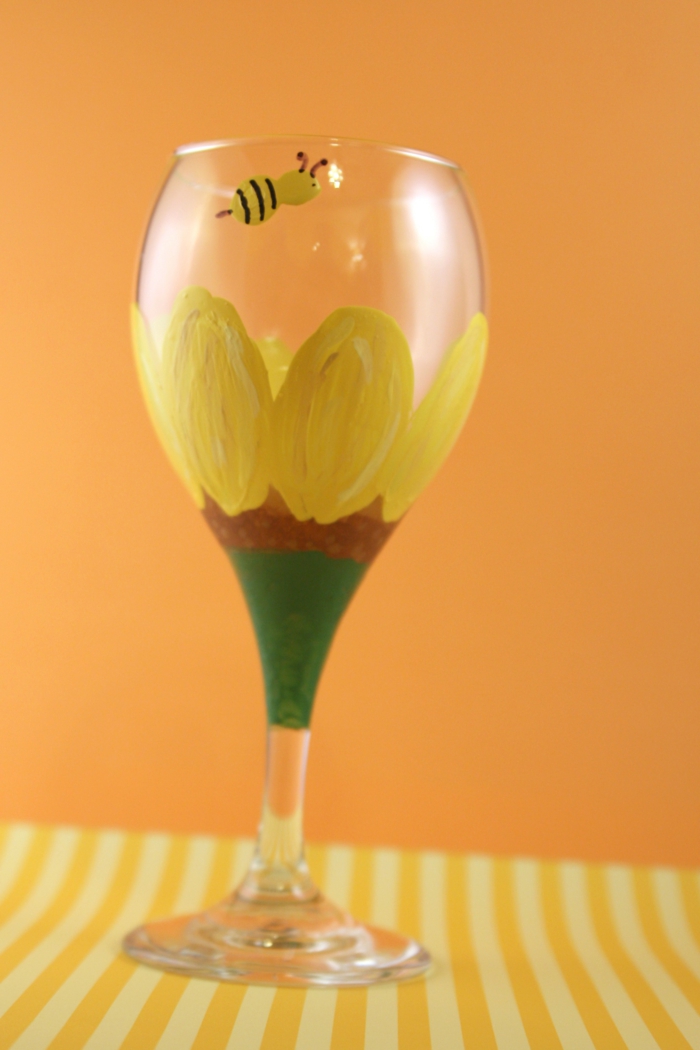 ein Glas, das Sonnenblumen darstellt, eine kleine Biene, Gläser verzieren