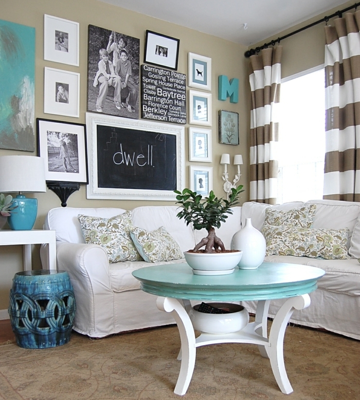 Fotowand und Tafelfarbe, Zimmer einrichten Ideen, weiße Couch, Tisch in zwei Farben
