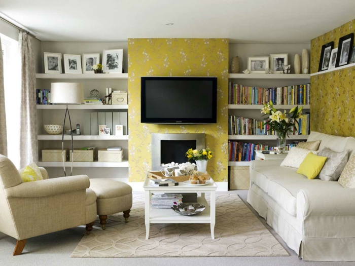 gelbe Tapete mit Blumenmustern, zwei Regalsysteme, weiße Wohnzimmermöbel, Zimmer einrichten Ideen