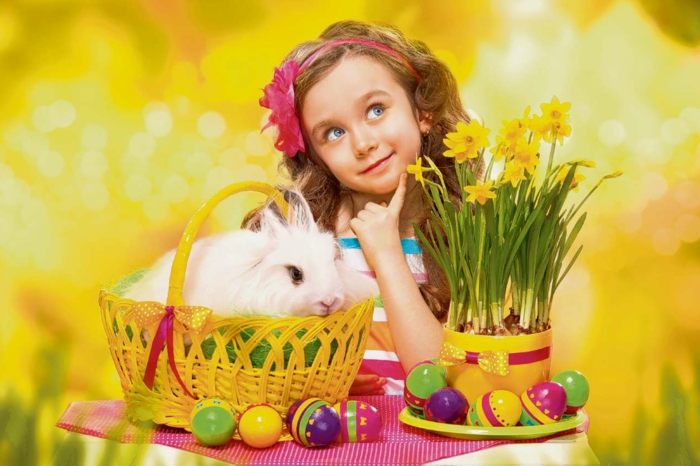 ein Ostern Bild, entzückendes Mädchen, weißes Kaninchen und Ostereier natürlich färben