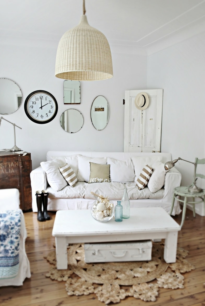 schönes vintage Zimmer mit einem weißen Sofa, kleines Zimmer einrichten