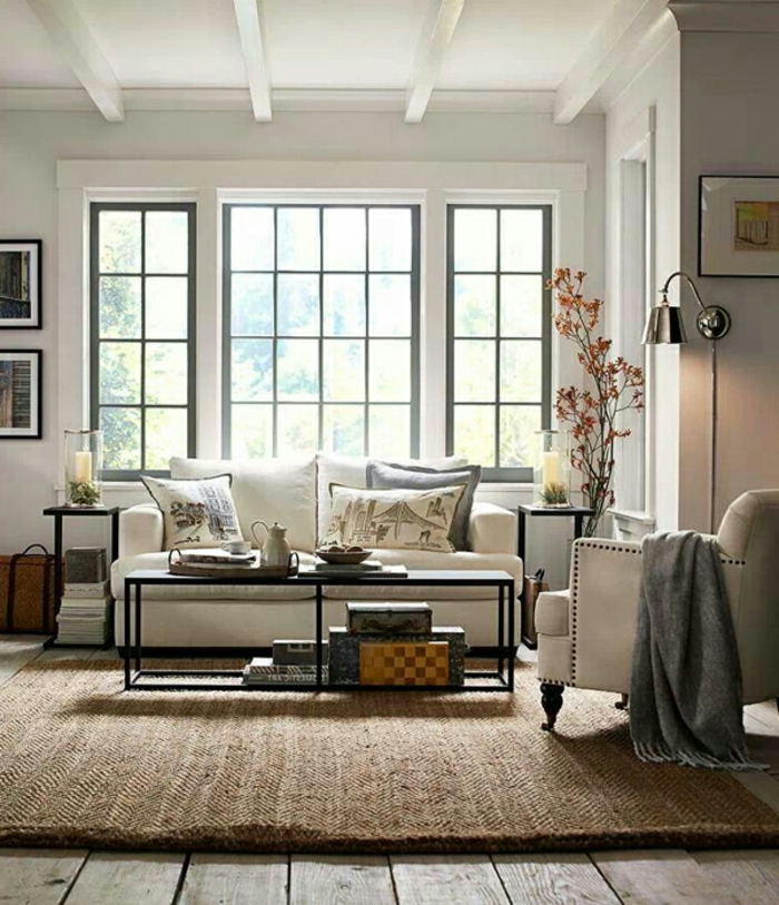 viel natürliches Licht, ein weißes Sofa, Wohnzimmer einrichten, brauner Teppich