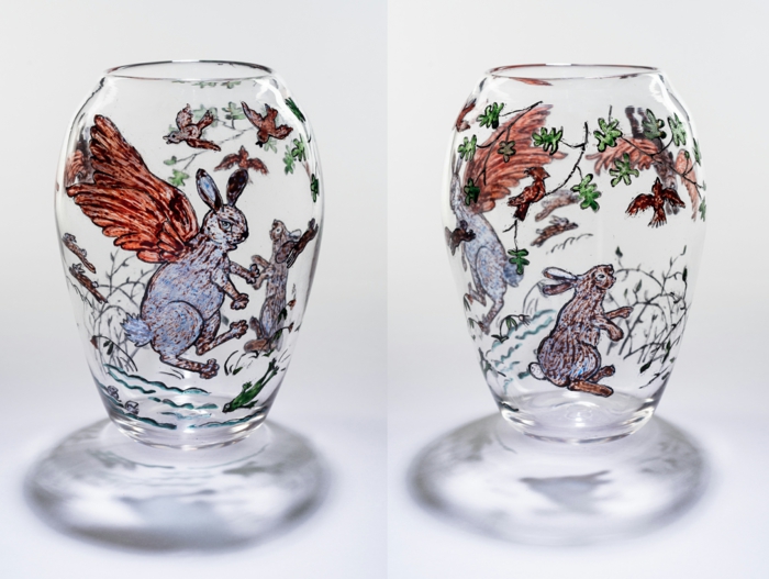 eine ausgefallene Vase mit Bildern von fliegenden Hasen, Vasen bemalen