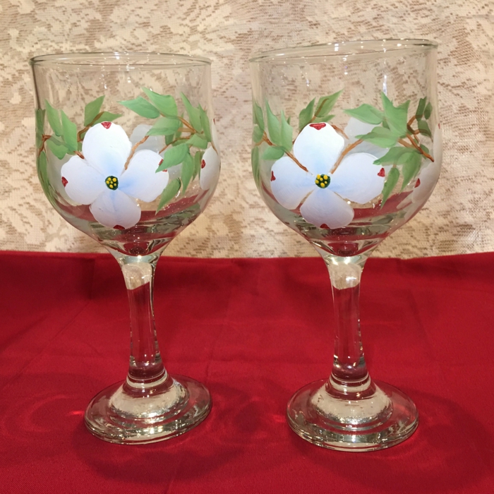 zwei Gläser, weiße Blumen und grüne Blätter, Gläser verzieren für Hochzeit