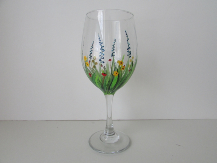 ein schöner Glas mit Frühlingsblumen bemalt, eine grüne Wiese, Gläser verzieren