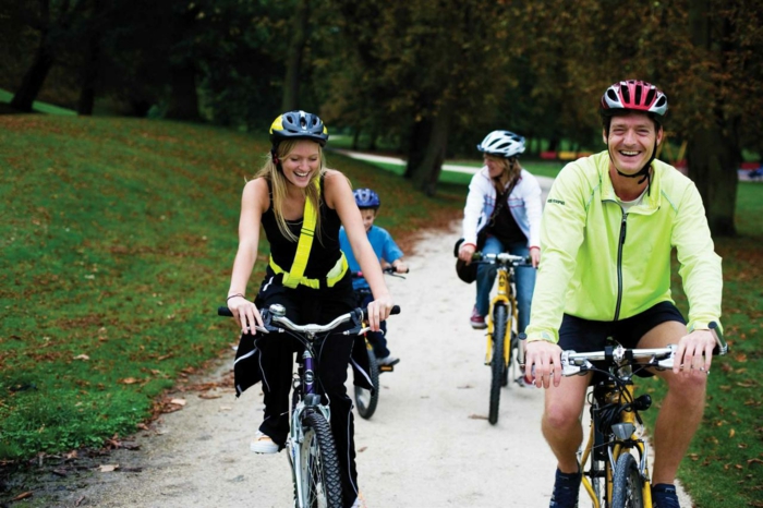 wie kann man schnell abnehmen, viel sport treiben und sich gesund ernähren, fahrradfahren für die ganze familie