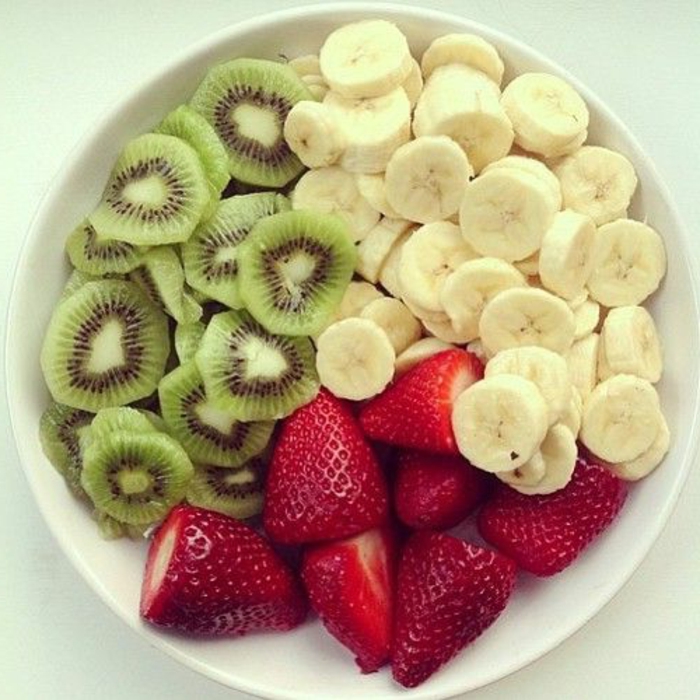 wie kann man schnell abnehmen, viel obst und gemüse zu sich nehmen, frühstück kiwi, banane, erdbeeren.