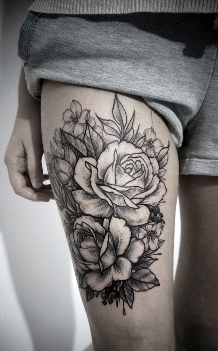 frauen tattoo, schwarz-graue tätowierung mit rosen als motiv, rosen tattoo am bein, graue kurze hose