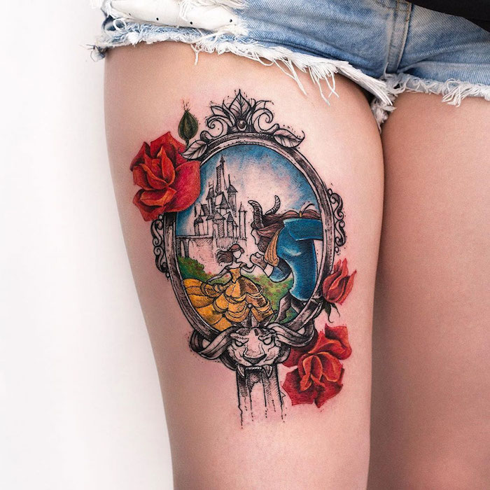 frauen tattoo, farbige tätowierung mit bilder als motiv, bilderrahmen mit roten rosen, deauty and the beast
