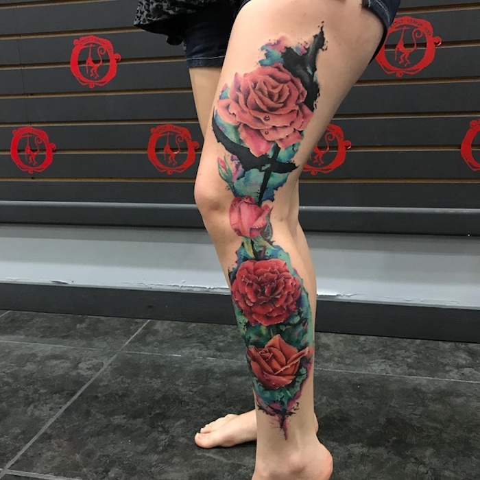 frisches tattoo mit rosen-motiv am bein, realistische rote rosen, wasserfarben, blumen