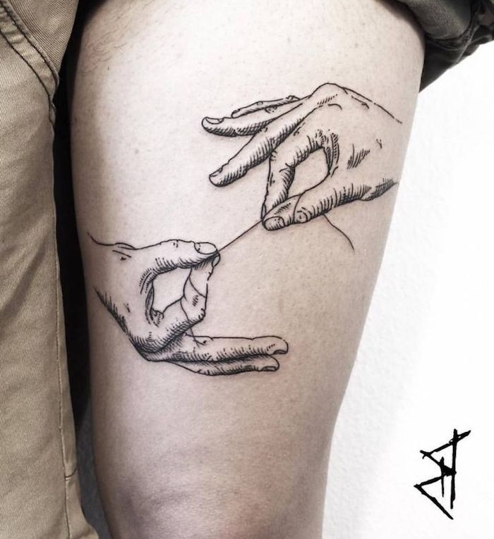 frisches tattoo am bein, zwei hände die einen faden halten, schwarz-graue tätowierung, blackwork