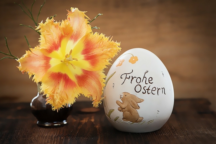 Frohe Ostern steht auf einem Ei, Ostereier bemalen Techniken mit Filzstift
