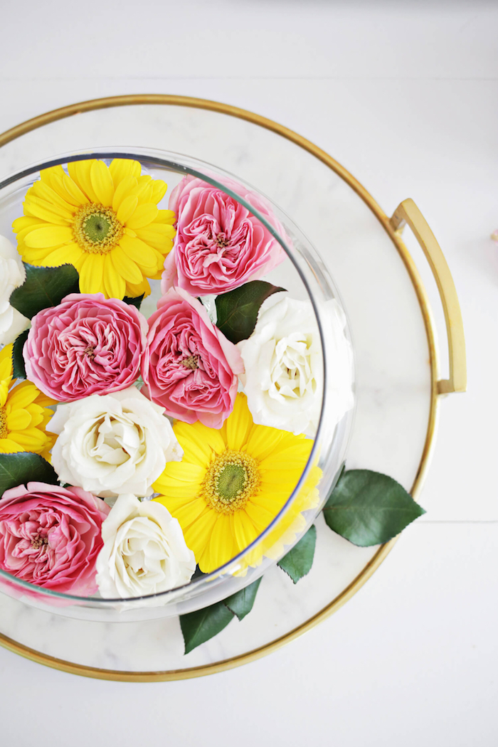 Gelbe Gerbera, rosafarbene und weiße Rosen in Schale, Frühlingsdeko selbst gestalten