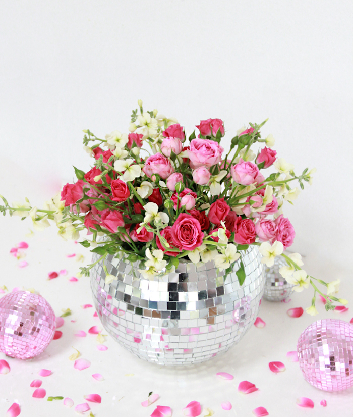Diskoball-Vase selber machen, kleine rosafarbene und rote Rosen, großer Blumenstrauß