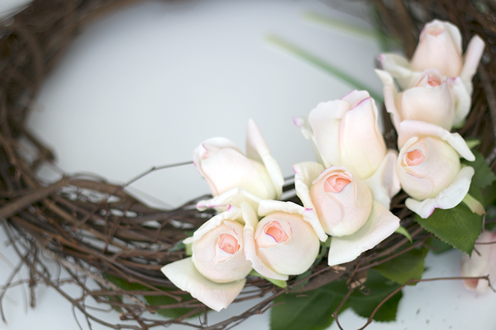 Türkranz selbst gestalten, Weidenzweige mit echten weißen Rosen verzieren