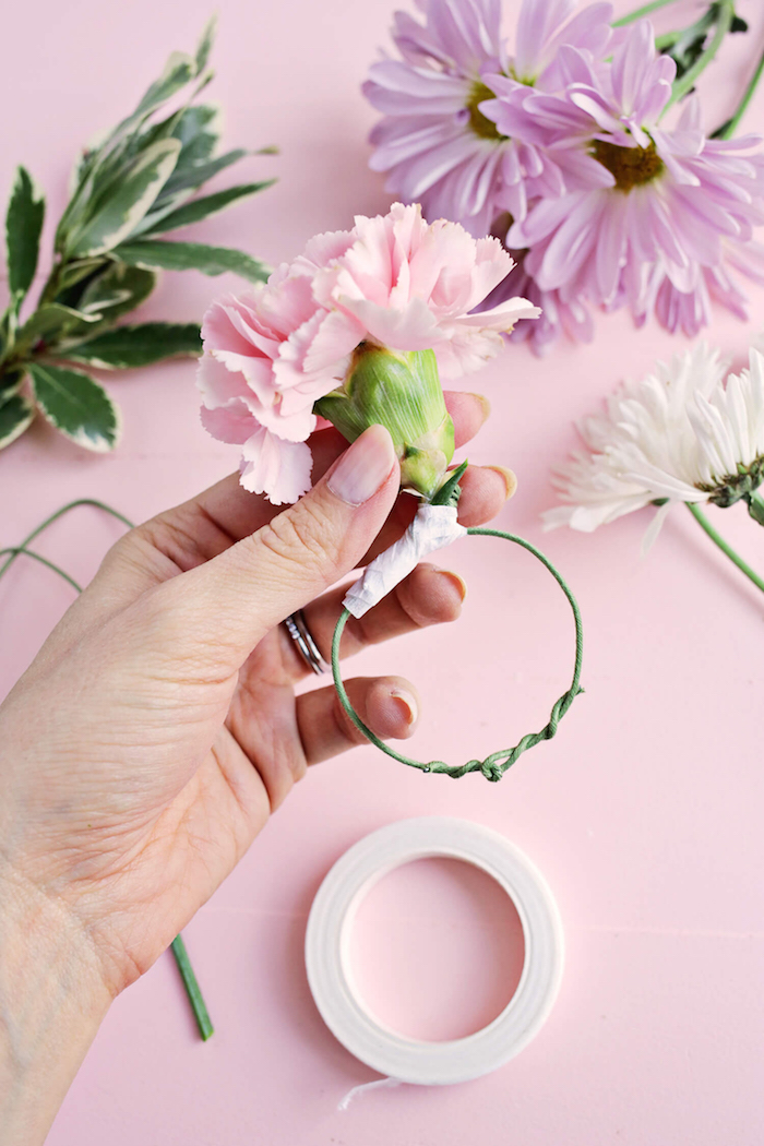 Serviettenhalter mit rosa Nelke selber machen, Blüte mit Klebeband befestigen