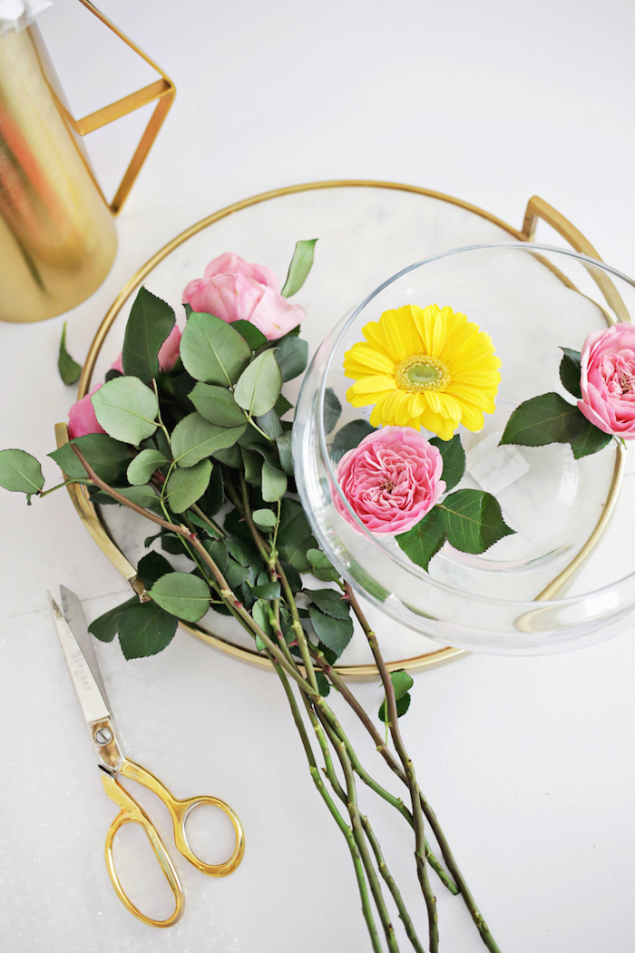 Schale mit rosafarbenen Rosen und gelben Gerbera, Tischdeko für Frühlingsstimmung zu Hause