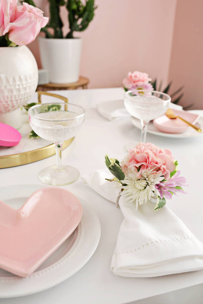 Tischdeko mit echten Frühlingsblumen, kreative DIY Idee für Tischdeko, weißes Porzellan