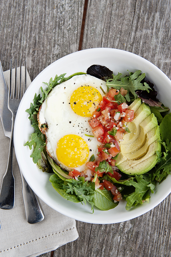 frühstück zum abehmen, untergrund aus hold, tisch, eier mit avocado, tomaten und grünem salat