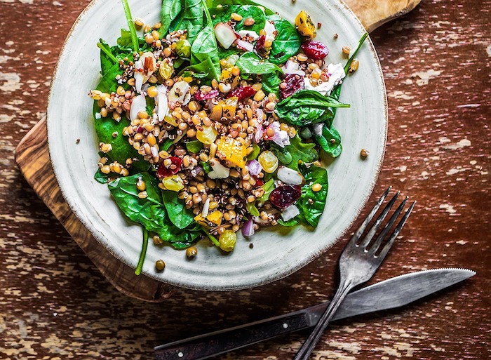 frühstücksideen gesund, eine gabel und ein messer, grüüner salat mit quinoa, vitamine
