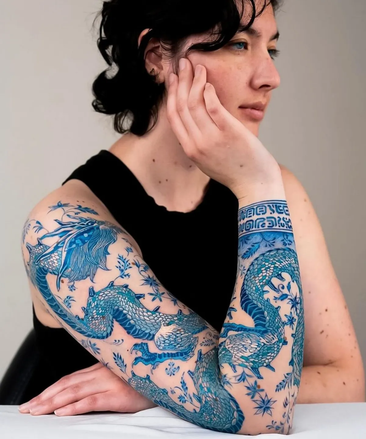 full sleeve tattoo frau blauer drache