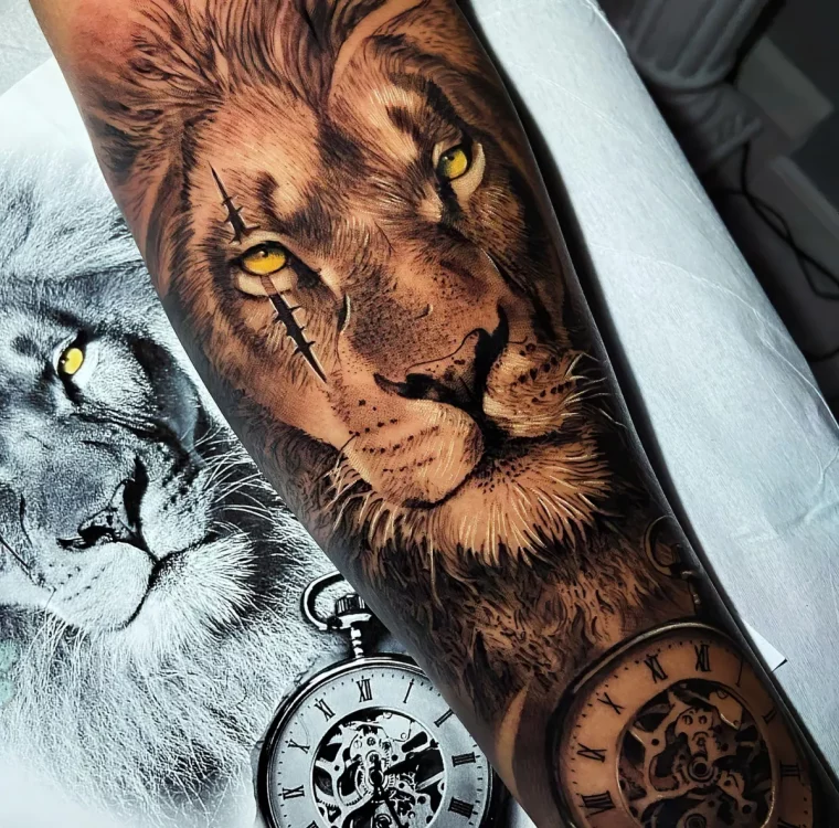 full sleeve tattoo löwe mit uhr realistisch