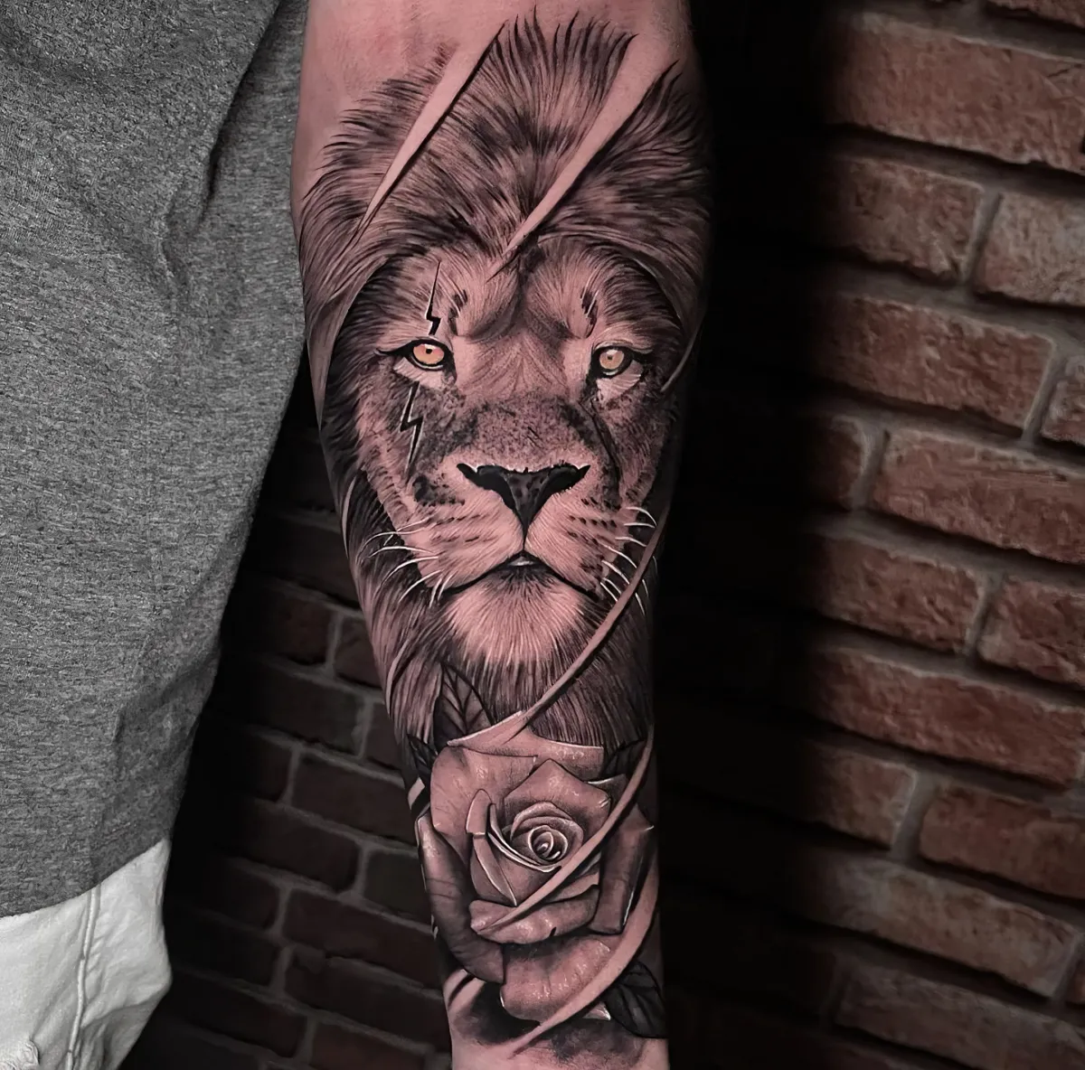 full sleeve tattoo löwenkopf und rose