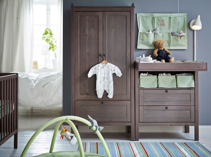 Babyzimmer Einrichtung, Schrank und Babybett aus Massivholz, graue Wandfarbe