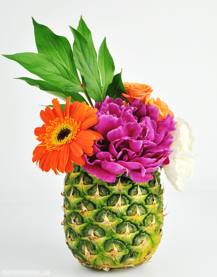 Blumenstrauß in Ananas Vase, Pfingstrosen und Gerbera, fröhliche Farben