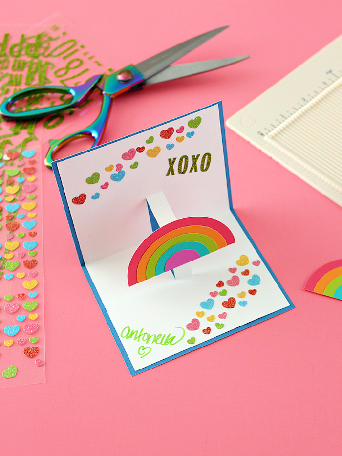 Pop Up Karte selber basteln und zum Geburtstag schenken, mit Regenbogen und kleinen Herzen