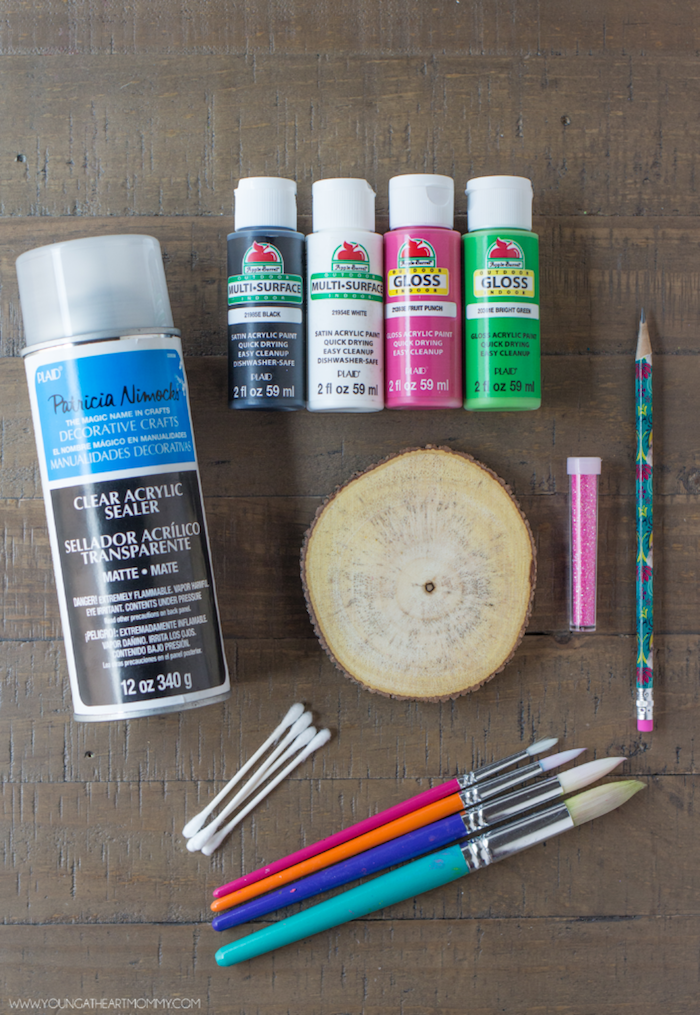 Materialien für DIY Projekt, Untersetzer für Gläser, Pinsel Farben Holzstück Glitter Bleistift und Wattestäbchen