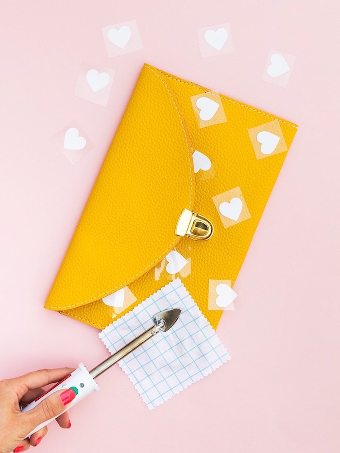 Gelbe Handtasche selbst verzieren, kleine weiße Herzen aufkleben, Geburtstagsgeschenk für Freundin selber machen