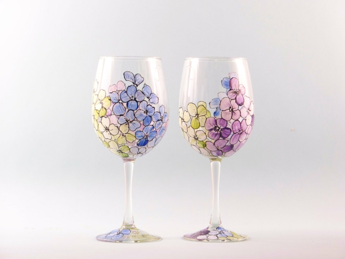 zwei Gläser mit Frühlingsblüten bemalt, lila, blaue und gelbe Blüten, Glas malen