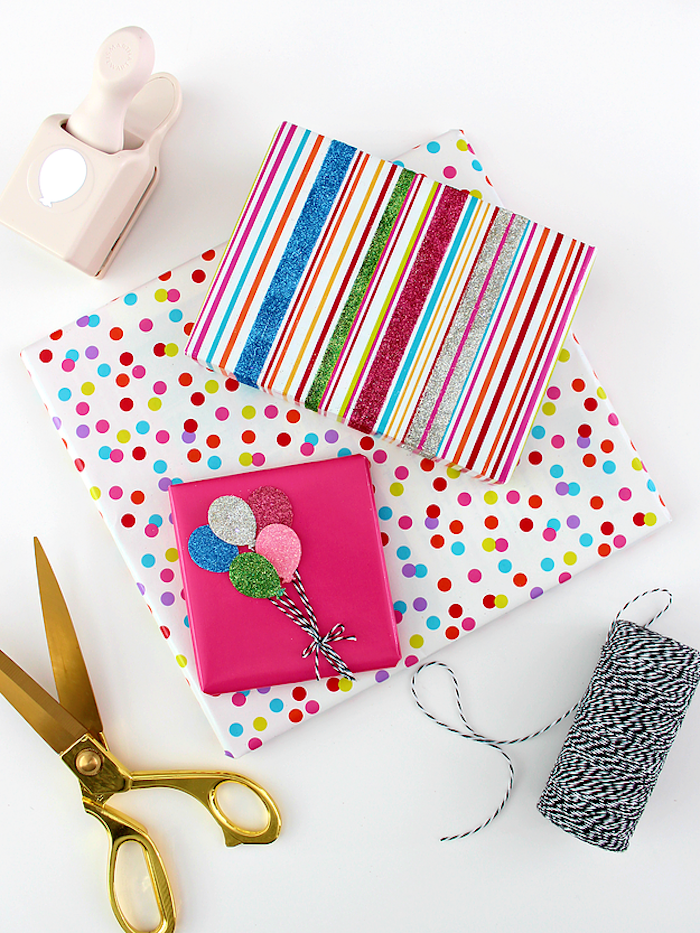 Geburtstagsgeschenke schön verpackt und verziert, Regenbogenfarben und Glitter