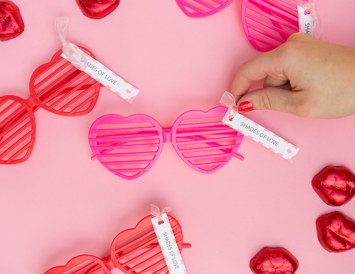 Rosarote Herz-Brillen mit personalisierten Botschaften, originelle Hochzeitsgeschenke
