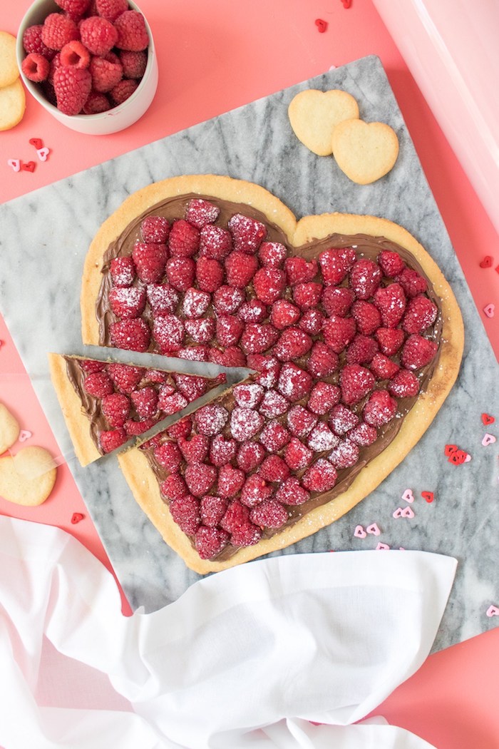 Herz Kuchen mit Nutella und Himbeeren, romantische Überraschung zum Geburtstag