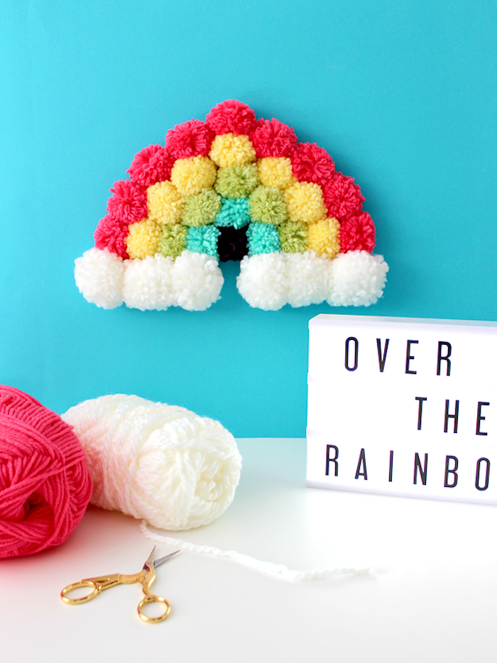 Regenbogen aus bunten Pompons, kreative DIY Geschenkidee zum Geburtstag
