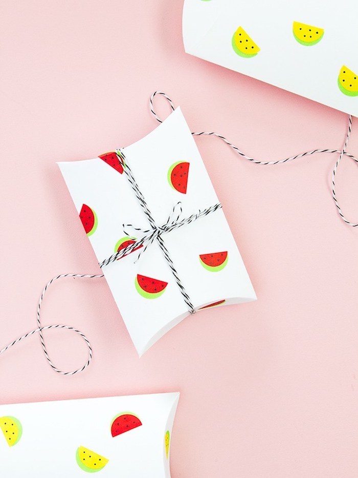 Weiße Geschenkverpackungen mit kleinen Wassermelonen Aufklebern