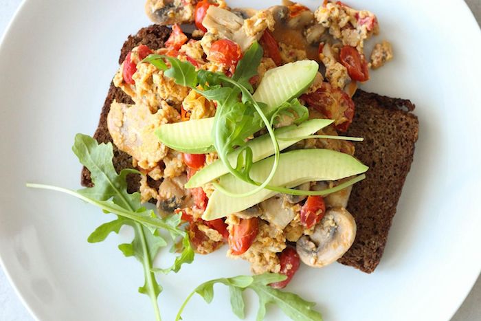 gesund abnehmen rezepte, ideen für frühstück mit eiern und avocado, brot, großer weißer teller