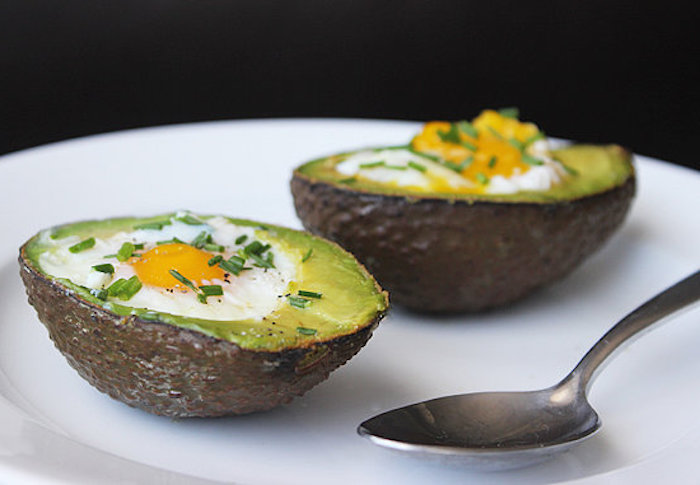 gesund abnehmen rezepte, mit avocado, gebacktem avocado mit eiern, ein löffel, kalorienarm