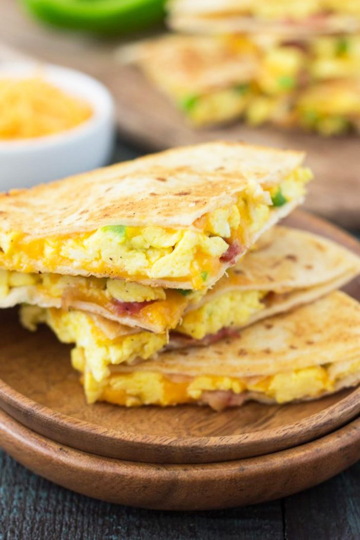 gesundes frühstück zum abnehmen, kalorienarmes tortilla mit eier, früstücksideen, tisch, essen