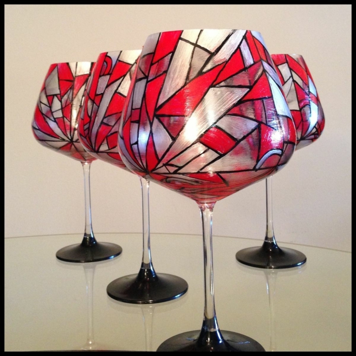 silberne und rote Gläser, Verzierung für Gläser zum Fest, Glas malen