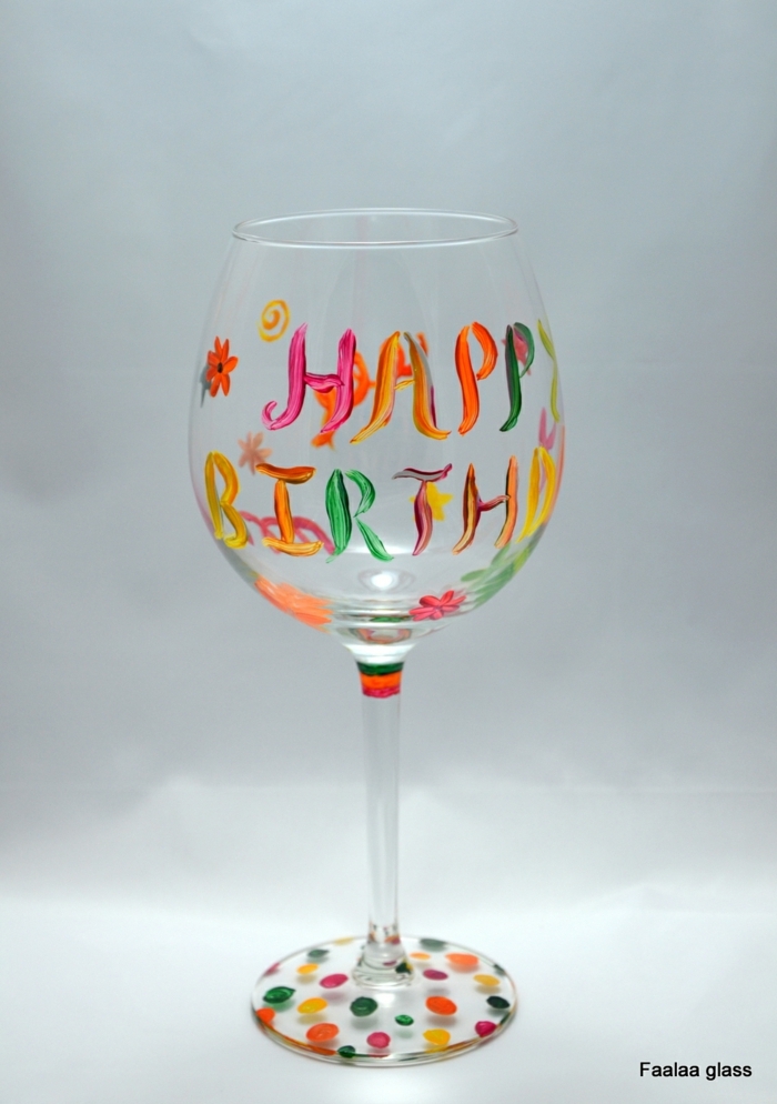Herzlichen Glückwunsch zu Geburtstag an Glas malen, jeder Buchstabe in verschiedener Farbe