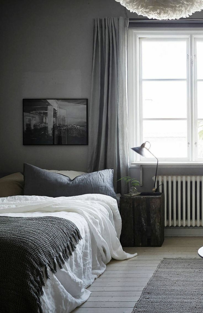weiße Bettdecke, graues Bild, Laminat Boden, Schlafzimmer Farbe grau
