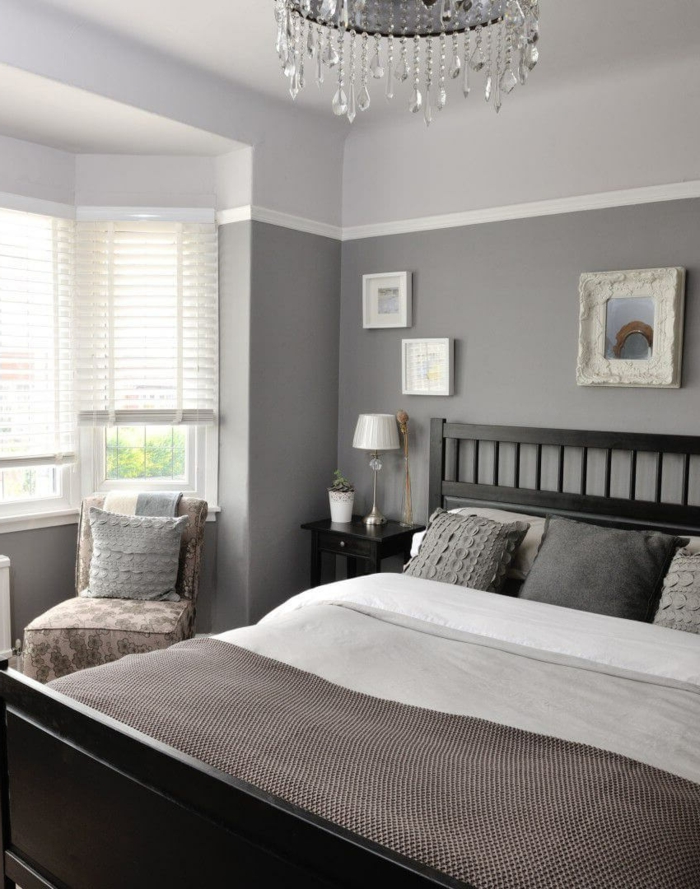 graues Bett, Spiegel mit ausgefallenem Rahmen, Leseecke, Schlafzimmer Farbe