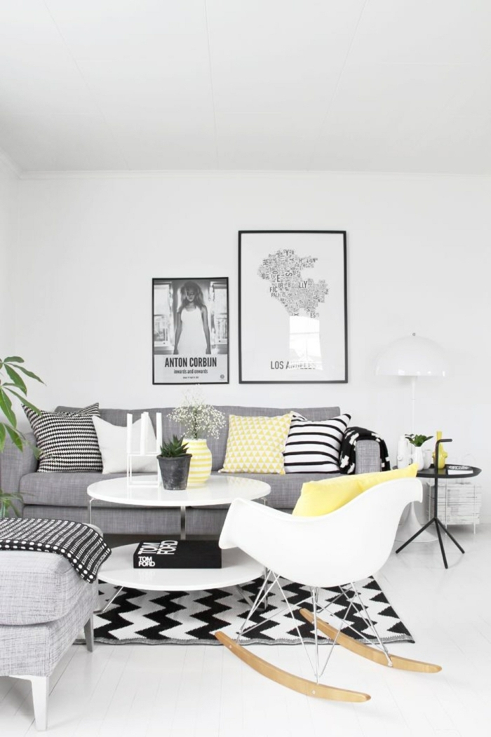 zwei Posters an der Wand, Wohnzimmer gestalten, graues Sofa, schwarz weißer Teppich mit geometrischen Mustern