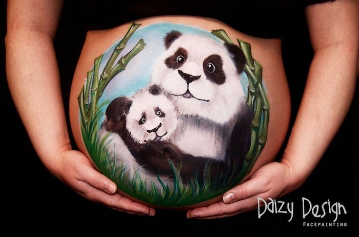 schwangere frau mit einem bemalten babybauch mit zwei panda bären und grünen pflanzen, babybauch bilder