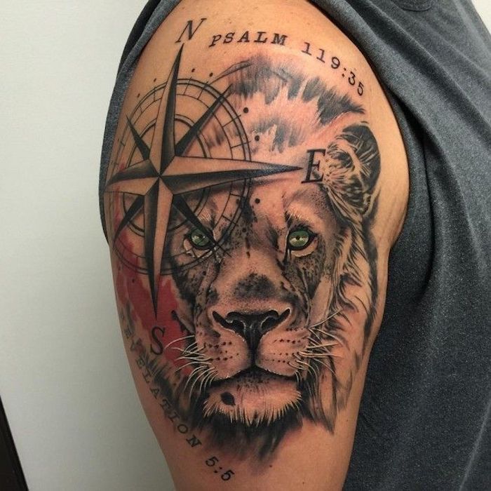 großes löwenkopf tattoo am oberarm, löwe in kombination mit kompass