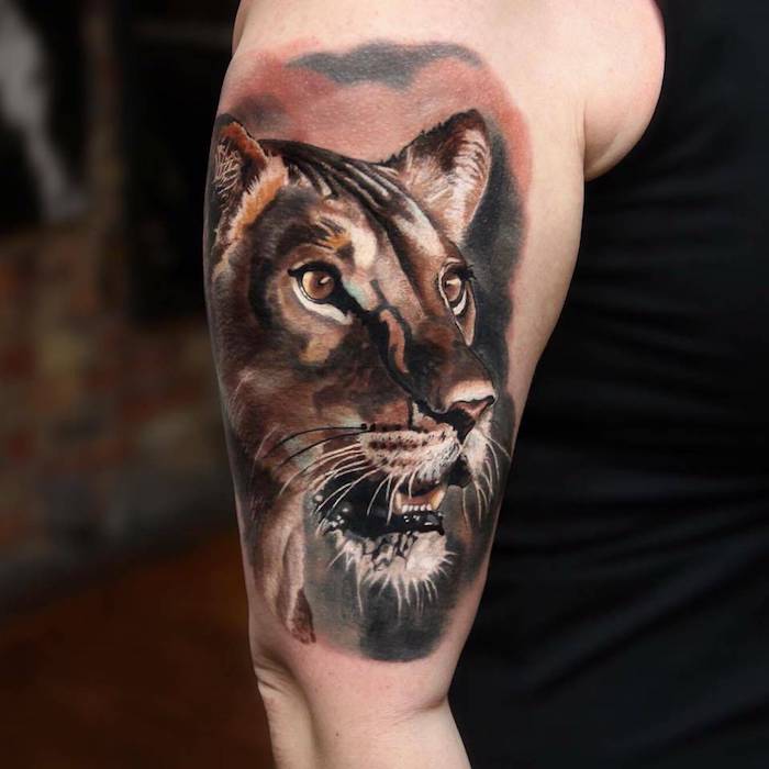 großes realistisches löwin tattoo am oberarm, mann mit farbiger 3d tätowierung
